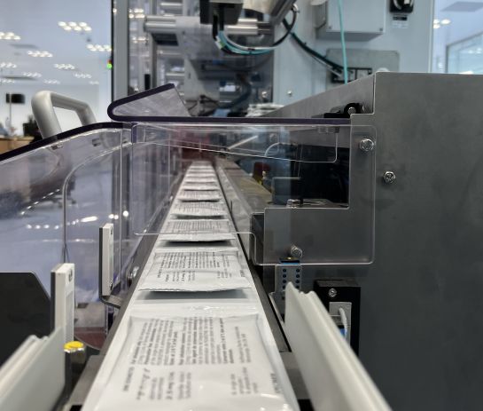 Produktionsband Ampullen im Schlauchbeutel