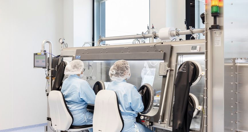 2 Frauen verpacken in der Glovebox