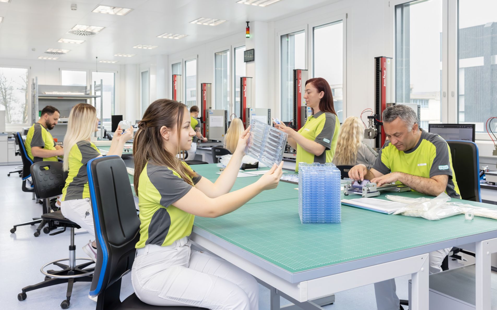 Woman controls test on Zwick machine