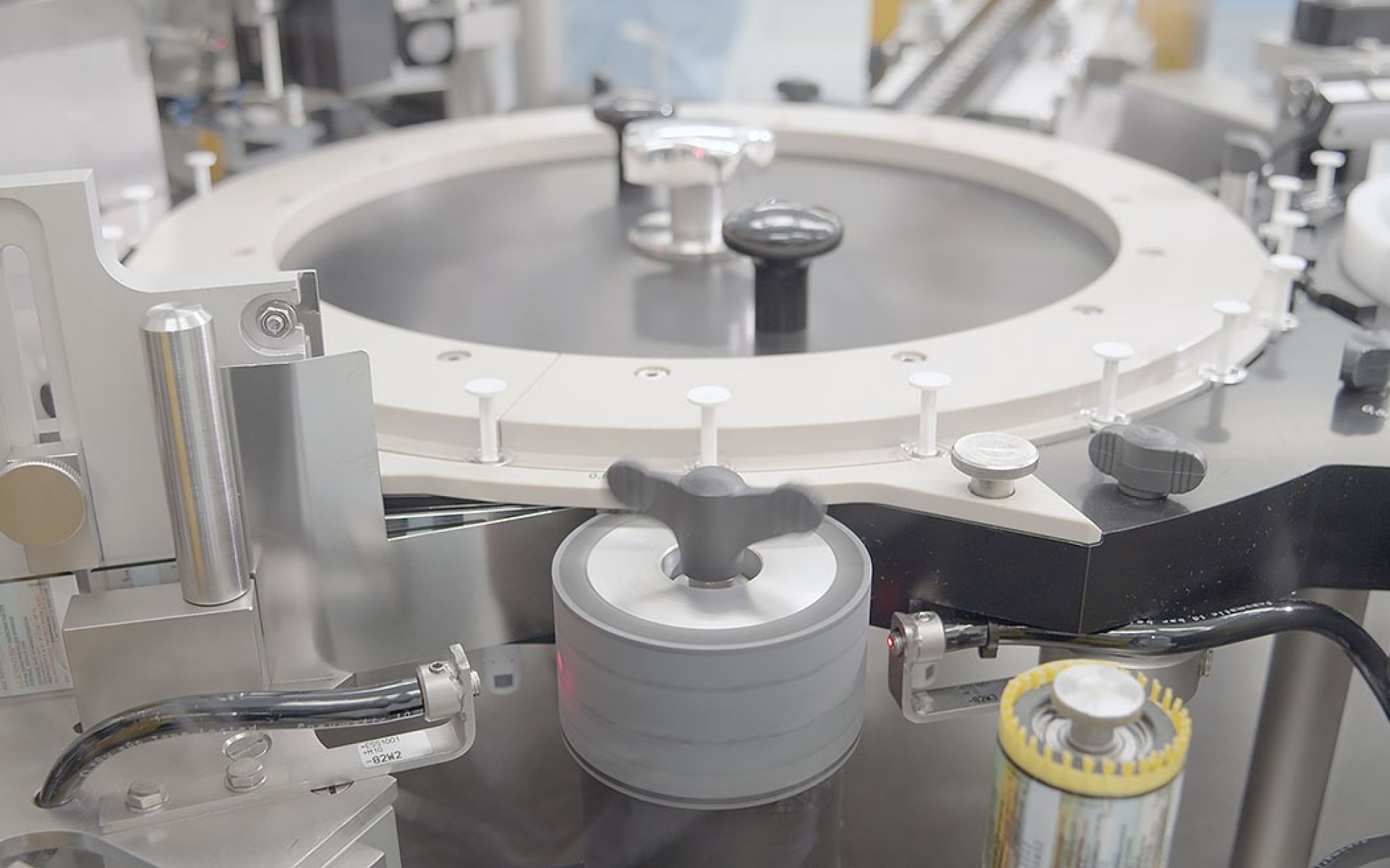 Machine completing syringes